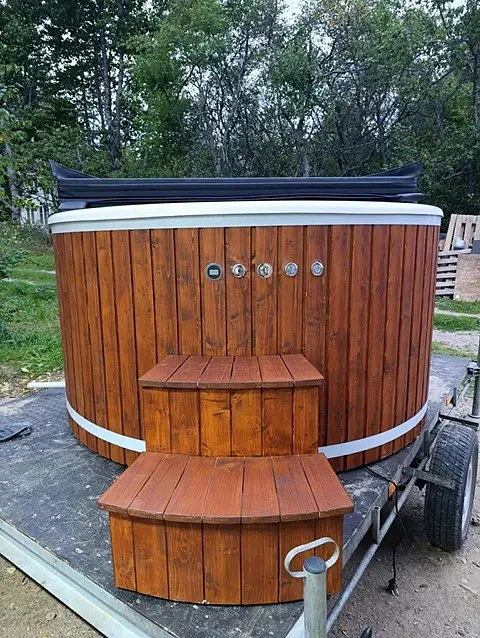 Brown oiled tub with cover and steps